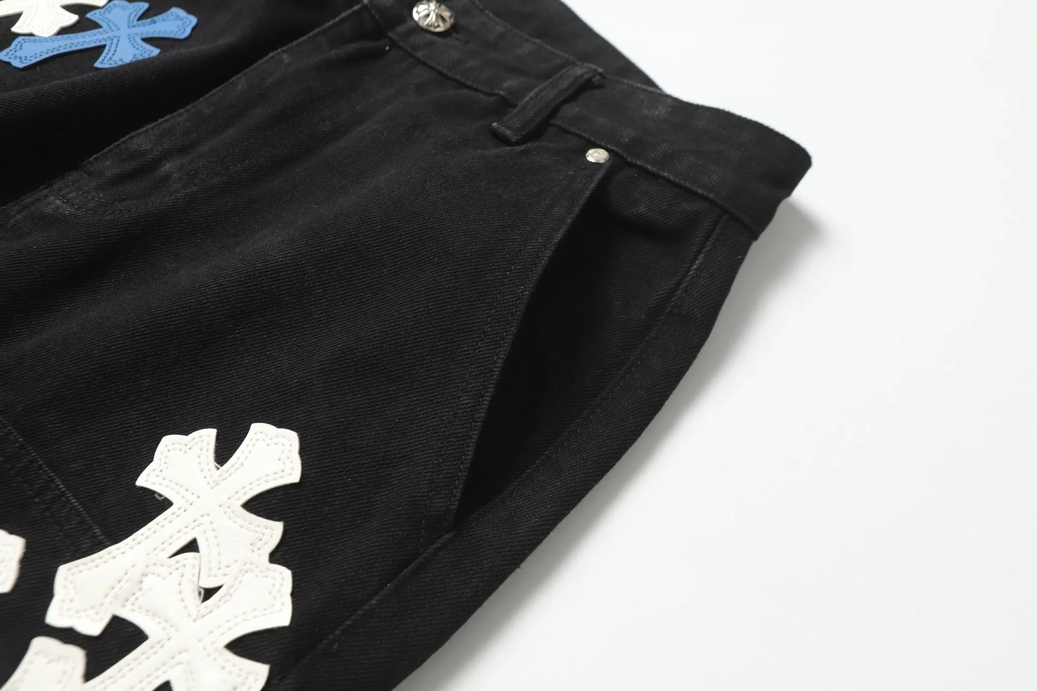 KE9101 P280 The only correct leather label version on the market Chrome Hearts CH Cross embroidered American style washed patchwork leather lumberjack workwear jeans Top ceiling quality 100% correct version The correct version is here!  Believe me this must be the best quality you will ever come across! ! Excellent value for money! !  Styles with different washes and textures are very friendly to people with thin legs and thick legs. The straight version is very flattering to the shape of the legs. The moderate length is timeless and easy to match. It is the basis of various styles and a must-have in the wardrobe! ! Add a little stacking to make the atmosphere easy to control. The fabric is stiff but the upper body is soft without losing texture. The sides and cuffs of some styles have a bone-wash effect. It’s really hard not to love it!  ✅Correctly customize the Croxin metal leather label on the back panel. It is definitely not sold directly with the cross on the finished jeans. 1:1 copying strives for excellence and the details are perfectly grasped. ✅The cross leather label is clear and smooth. Exquisite turning top craftsmanship. ✅Buttons, zippers and hardware are all customized versions of the Croxin LOGO. ✅High-cost washing process. Size: 28 30 32 34 36